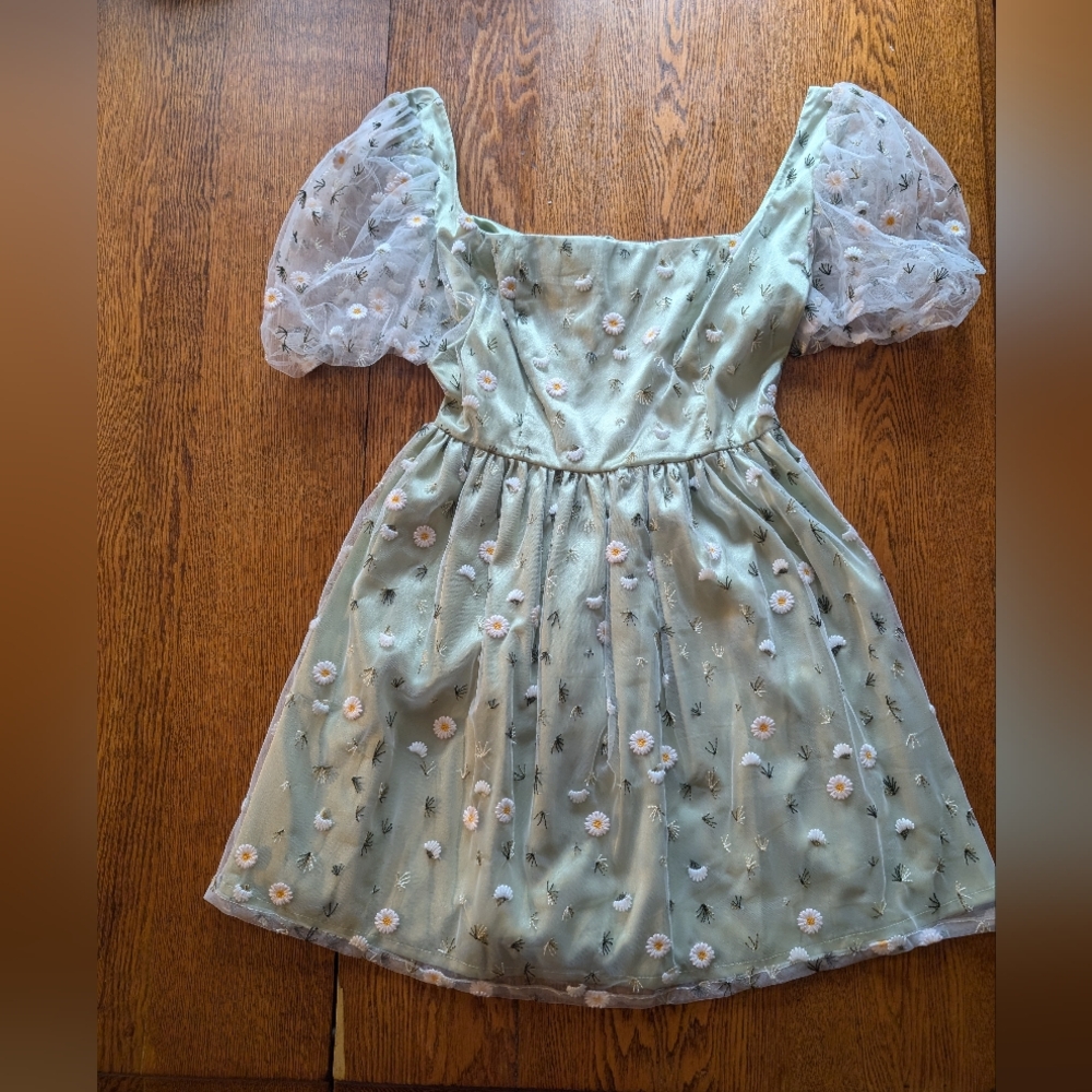 Green puffy sleeve dress with floral embroidery